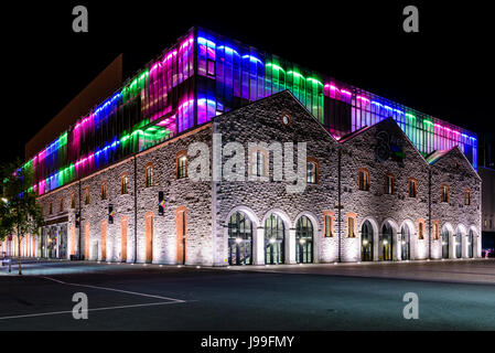 Luci multicolori al di fuori del 3 Arena di notte, precedentemente noto come l'Arena O2, e il punto di deposito, un grande concerto a Dublino, Irlanda. Foto Stock