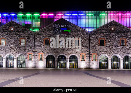 Luci multicolori al di fuori del 3 Arena di notte, precedentemente noto come l'Arena O2, e il punto di deposito, un grande concerto a Dublino, Irlanda. Foto Stock