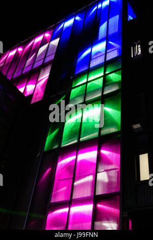 Luci multicolori al di fuori del 3 Arena di notte, precedentemente noto come l'Arena O2, e il punto di deposito, un grande concerto a Dublino, Irlanda. Foto Stock