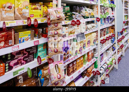 Senza glutine e lattosio caseificio prodotti gratuiti presso la libera-dalla sezione di un supermercato. Foto Stock