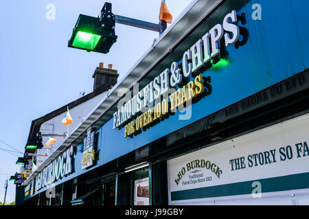 Segno esterno di bardana Leo's fish e chip shop a Howth, Dublino, Irlanda - 'famoso pesce e patatine per oltre 100 anni". Il negozio è stato visitato da fare Foto Stock
