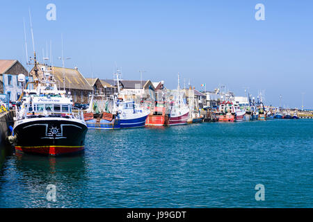 Le navi per la pesca a strascico ormeggiate nel porto di Howth, Dublino, Irlanda. Foto Stock