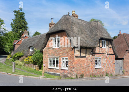 Cottage con il tetto di paglia, High Street, West Meon, Hampshire, Inghilterra, Regno Unito Foto Stock