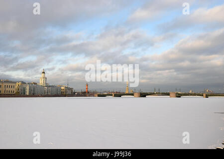 Vista la Kunstkamera, colonna rostrale e Palazzo ponte che attraversa il fiume Neva in inverno San Pietroburgo Foto Stock