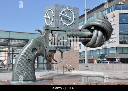 Non Violence, una scultura di Carl Fredrik Reutersward in mostra a Malmo, Svezia. Pistola annodata Foto Stock