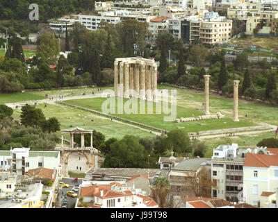 Arco di Adriano e al Tempio di Zeus Olimpio come si vede dal areopago Hill o Marte Hill, Atene, Grecia Foto Stock