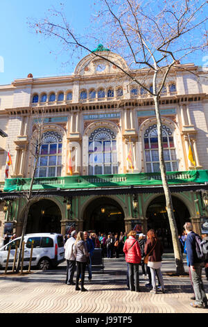 La folla di turisti al di fuori del Teatre del Liceu sulla Rambla, Barcelona, Catalunya, Spagna Foto Stock