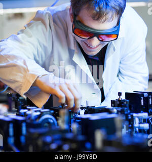 La ricerca, trave, laser, laser, laboratorio, scienziato, ottica, bicchieri, luce, Foto Stock