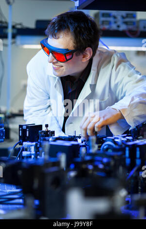 La ricerca, trave, laser, laser, laboratorio, scienziato, ottica, bicchieri, luce, Foto Stock