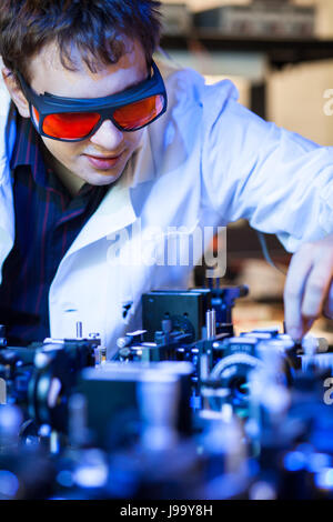 La ricerca, trave, laser, laser, laboratorio, scienziato, ottica, bicchieri, luce, Foto Stock