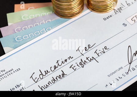 Verificare falsi e dollaro canadese, concetto di business e finanza Foto Stock