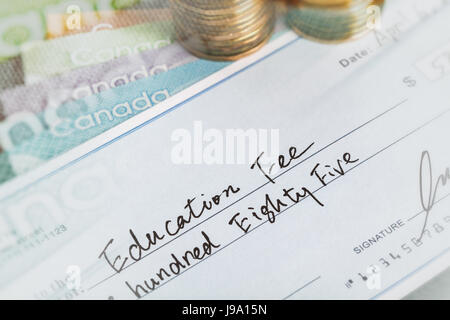 Verificare falsi e dollaro canadese, concetto di business e finanza Foto Stock