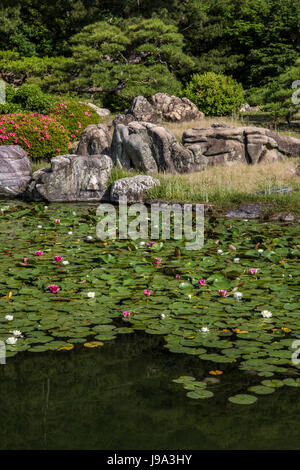 Ritsurin Pond Garden - Ritsurin Garden è un giardino paesaggistico a Takamatsu costruita dai locali signori feudali durante il periodo Edo. Considerato uno dei th Foto Stock