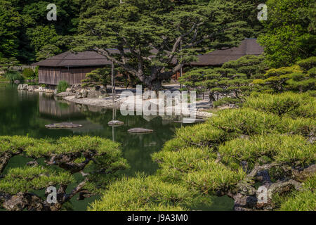 Kikugetsu-tei è un tradizionale giapponese sukiya teahouse, sulle rive di Nanko Sud stagno, a Ritsurin, uno del Giappone e dei suoi giardini più belli. Ritsur Foto Stock