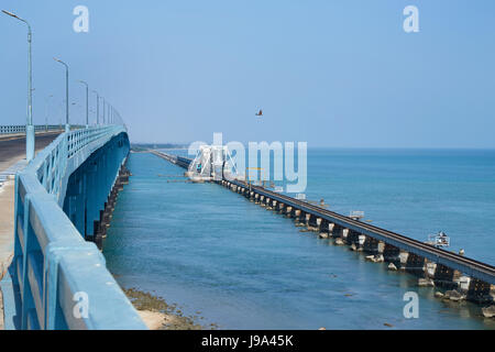 Treno in movimento sul ponte Pamban nel Rameshwaram, Tamil Nadu, India Foto Stock