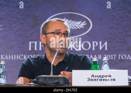 Mosca, Russia. 31nd Maggio 2017. Regista cinematografico Andrey Zvyagintsev gesti nel corso di una conferenza stampa sulla premiere del suo ultimo film Nelyubov [Loveless]. Zvyagintsev ha vinto il premio della giuria per il film al settantesimo Cannes Film Festival. Foto Stock