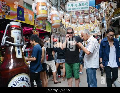 Hong Kong, Cina. 19 Luglio, 2014. Le persone godono di cibo a Musica e festa della birra a Lan Kwai Fong a Hong Kong, Cina del sud, luglio 19, 2014. Luglio 1, 2017 ricorre il ventesimo anniversario di il ritorno di Hong Kong alla madrepatria. Credito: Liu Yun/Xinhua/Alamy Live News Foto Stock