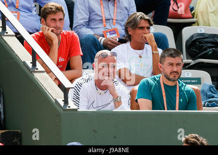 Parigi, Francia. 31 Maggio, 2017. Andre Agassi Tennis : Andre Agassi, allenatore della Serbia per l'Novak Djokovic durante gli Uomini Singoli Secondo turno match degli Open di Francia di tennis tournament contro Joao Sousa del Portogallo al Roland Garros di Parigi, Francia . Credito: AFLO/Alamy Live News Foto Stock