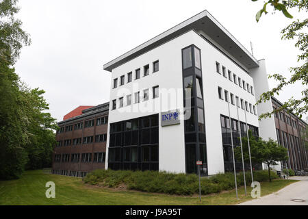 Greifswald (Germania). 29 Maggio, 2017. Vista dell'edificio dell'Instituto Leibniz per plasma la scienza e la tecnologia (INP) di Greifswald (Germania), 29 maggio 2017. L'istituto costituito da 193 dipendenti sta studiando di base e applicata la ricerca del plasma nelle aree di materiale e di energia, ambiente e salute e sta cooperando strettamente con l'industria. Foto: Stefan Sauer/dpa-Zentralbild/dpa/Alamy Live News Foto Stock