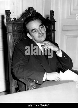 Gen 01, 1957 - Il Principe Ranieri in conferenza stampa: a una conferenza stampa tenutasi presso il Consiglio di Stato Edificio, Monaco oggi, il Principe Ranieri ha detto che se un bambino è nato per la Principessa Grace, sarà denominato Gregorio Georges Pierre Richard. Se si tratta di una ragazza, i nomi saranno Caroline Louise Marguerite. La foto mostra il Principe Rainier visto con il suo dito sotto il suo collare -- oggi nel corso della conferenza stampa. (Credito Immagine: © Keystone Press Agency/Keystone USA via ZUMAPRESS.com) Foto Stock