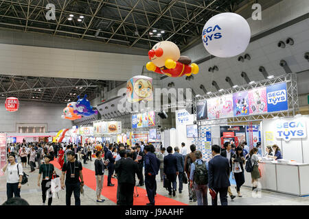 Tokyo, Giappone. Il 1 giugno, 2017. I visitatori si radunano presso l'International Tokyo Toy Show 2017 a Tokyo Big Sight, il 1 giugno 2017, Tokyo, Giappone. In Giappone il più grande evento per il settore dei giocattoli vetrine alcuni 35.000 giocattoli da 153 toy maker provenienti da Giappone e all'estero. La mostra va dal 1 giugno al 4th. Credito: Rodrigo Reyes Marin/AFLO/Alamy Live News Foto Stock