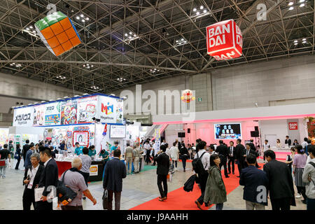 Tokyo, Giappone. Il 1 giugno, 2017. I visitatori si radunano presso l'International Tokyo Toy Show 2017 a Tokyo Big Sight, il 1 giugno 2017, Tokyo, Giappone. In Giappone il più grande evento per il settore dei giocattoli vetrine alcuni 35.000 giocattoli da 153 toy maker provenienti da Giappone e all'estero. La mostra va dal 1 giugno al 4th. Credito: Rodrigo Reyes Marin/AFLO/Alamy Live News Foto Stock