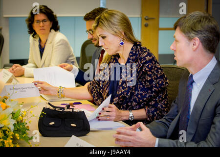 Hanoi, Vietnam. 31 Maggio, 2017. Regina Maxima dei Paesi Bassi visite International Finance Corporation ad Hanoi, Vietnam, 31 Maggio 2017.Regina Maxima è in Vietnam per una visita di 3 giorni nella sua veste di United Nation's Segretari Generali speciale avvocata per compreso il finanziamento per lo sviluppo. Foto: Patrick van Katwijk - nessun filo SERVICE - foto: Patrick van Katwijk/Olandese Photo Press/dpa/Alamy Live News Foto Stock