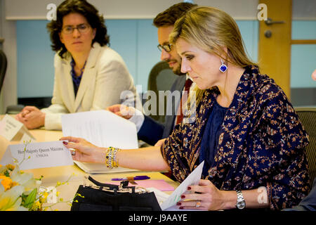 Hanoi, Vietnam. 31 Maggio, 2017. Regina Maxima dei Paesi Bassi visite International Finance Corporation ad Hanoi, Vietnam, 31 Maggio 2017.Regina Maxima è in Vietnam per una visita di 3 giorni nella sua veste di United Nation's Segretari Generali speciale avvocata per compreso il finanziamento per lo sviluppo. Foto: Patrick van Katwijk - nessun filo SERVICE - foto: Patrick van Katwijk/Olandese Photo Press/dpa/Alamy Live News Foto Stock