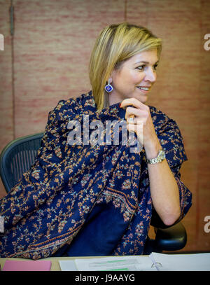 Hanoi, Vietnam. 31 Maggio, 2017. Regina Maxima dei Paesi Bassi visite International Finance Corporation ad Hanoi, Vietnam, 31 Maggio 2017.Regina Maxima è in Vietnam per una visita di 3 giorni nella sua veste di United Nation's Segretari Generali speciale avvocata per compreso il finanziamento per lo sviluppo. Foto: Patrick van Katwijk - nessun filo SERVICE - foto: Patrick van Katwijk/Olandese Photo Press/dpa/Alamy Live News Foto Stock