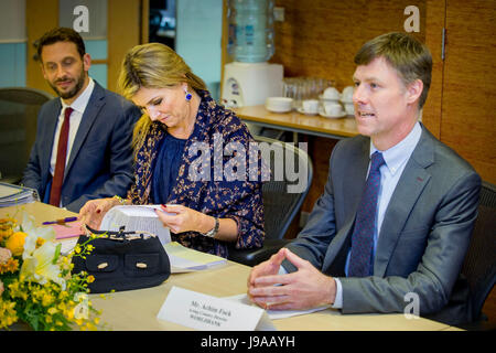 Hanoi, Vietnam. 31 Maggio, 2017. Regina Maxima dei Paesi Bassi visite International Finance Corporation ad Hanoi, Vietnam, 31 Maggio 2017.Regina Maxima è in Vietnam per una visita di 3 giorni nella sua veste di United Nation's Segretari Generali speciale avvocata per compreso il finanziamento per lo sviluppo. Foto: Patrick van Katwijk - nessun filo SERVICE - foto: Patrick van Katwijk/Olandese Photo Press/dpa/Alamy Live News Foto Stock