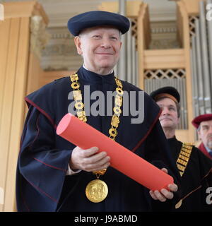 FILE - In questo mese di febbraio 22, 2016 file foto ben noto conduttore ceca Jiri Belohlavek era concesso laurea honoris causa dottore honoris causa presso l'Academy of Performing Arts (AMU) entro le celebrazioni del settantesimo anniversario della fondazione di Praga. Belohlavek morì durante la sera di giovedì 1 giugno, 2017, ha detto la stampa-office od Filarmonica Ceca Ludek Brezina. (CTK foto/Michal Dolezal) Foto Stock