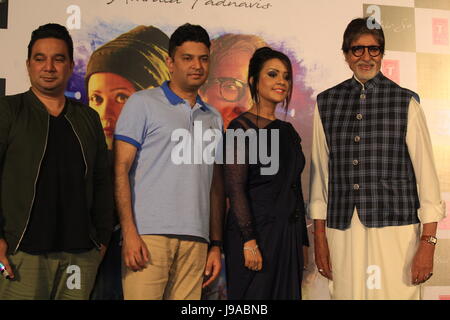 Attore di Bollywood Amitabh bachchan(R)Maharashtra cheaf ministro la moglie Amruta Fadnavis e Bhusan Kumar, Direttore Ahmed khan(L) durante il lancio di Amruta la nuova canzone Phir se al PVR cinema cinema ,Juhu di Mumbai ,l'India il 31 maggio 2017 Foto Stock