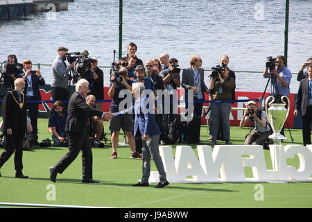 La Baia di Cardiff, Galles, UK. Il 1 giugno 2017. L'Rt Hon Carwyn Jones AM, Primo Ministro del Galles, saluta Ian Rush a fianco della Champions League Trophy sul galleggiante temporanea di calcio al di fuori della National Assembly for Wales nella Baia di Cardiff, Galles, UK Credit: Elizabeth Foster/Alamy Live News Foto Stock