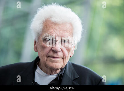 FILE - un file immagine datata 08 giugno 2016 mostra il drammaturgo e autore Tankred Dorst in Recklinghausen, Germania. Dorst morì il 01 giugno 2017 a Berlino di età compresa tra i 91. Foto: Marcel Kusch/dpa Foto Stock