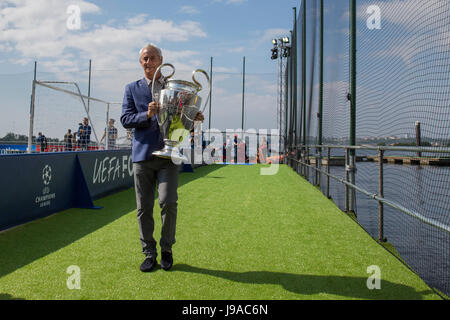 Cardiff, Galles, UK. 1° giu, 2017. Ian Rush trasferisce la Champions League Trophy sulla Baia di Cardiff del flottante temporaneo di calcio come la Champions League Festival si apre. Credito: Mark Hawkins/Alamy Live News Foto Stock