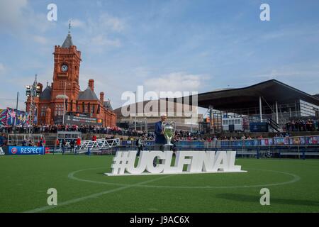 Cardiff, Galles, UK. 1° giu, 2017. Ian Rush trasferisce la Champions League Trophy nella Baia di Cardiff flottante della football pitch come la Champions League Festival si apre prima della finale di Champions League. Credito: Mark Hawkins/Alamy Live News Foto Stock