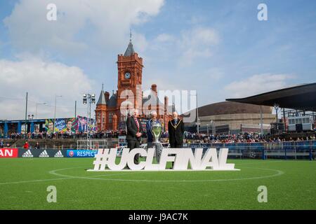 Cardiff, Galles, UK. 1° giu, 2017. Primo Ministro del Galles Carwyn Jones, Ian Rush e Sindaco di Cardiff Bob Derbyshire posano con la Champions League su un galleggiante di calcio nella Baia di Cardiff come la Champions League Festival si apre prima della finale di Champions League. Credito: Mark Hawkins/Alamy Live News Foto Stock