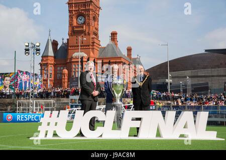 Cardiff, Galles, UK. 1° giu, 2017. Primo Ministro del Galles Carwyn Jones, Ian Rush e Sindaco di Cardiff Bob Derbyshire posano con la Champions League su un galleggiante di calcio nella Baia di Cardiff come la Champions League Festival si apre prima della finale di Champions League. Credito: Mark Hawkins/Alamy Live News Foto Stock