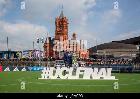 Cardiff, Galles, UK. 1° giu, 2017. Ian Rush trasferisce la Champions League Trophy nella Baia di Cardiff flottante della football pitch come la Champions League Festival si apre prima della finale di Champions League. Credito: Mark Hawkins/Alamy Live News Foto Stock