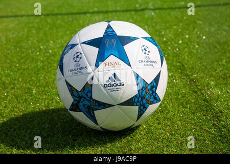 Cardiff, Galles, UK. 1° giu, 2017. Una replica finale di Champions League palla sul floating calcio come la Champions League Festival si apre. Credito: Mark Hawkins/Alamy Live News Foto Stock