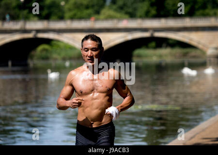 Hyde Park, London, Regno Unito. Il 1 giugno, 2017. Le persone che si godono il sole in Hyde Park, Londra Credito: Sebastian Remme/Alamy Live News Foto Stock