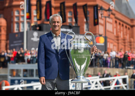 Cardiff, Galles, UK. 1° giu, 2017. Ian Rush trasferisce la Champions League Trophy nella Baia di Cardiff flottante della football pitch come la Champions League Festival si apre prima della finale di Champions League. Credito: Mark Hawkins/Alamy Live News Foto Stock