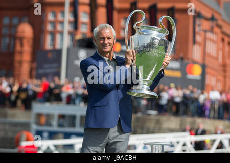 Cardiff, Galles, UK. 1° giu, 2017. Ian Rush trasferisce la Champions League Trophy nella Baia di Cardiff flottante della football pitch come la Champions League Festival si apre prima della finale di Champions League. Credito: Mark Hawkins/Alamy Live News Foto Stock