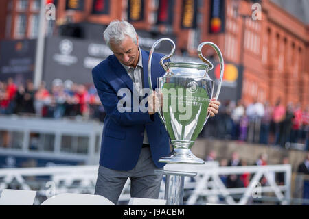 Cardiff, Galles, UK. 1° giu, 2017. Ian Rush trasferisce la Champions League Trophy nella Baia di Cardiff flottante della football pitch come la Champions League Festival si apre prima della finale di Champions League. Credito: Mark Hawkins/Alamy Live News Foto Stock