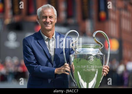 Cardiff, Galles, UK. 1° giu, 2017. Ian Rush trasferisce la Champions League Trophy nella Baia di Cardiff flottante della football pitch come la Champions League Festival si apre prima della finale di Champions League. Credito: Mark Hawkins/Alamy Live News Foto Stock