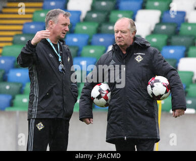 Belfast, Regno Unito. Il 1 giugno, 2017. Stadio Nazionale a Windsor Park. Irlanda del Nord manager Michael O'Neill (sinistra) con l'assistant Jimmy Nicholl all odierna trainiing prima di domani notte di partita contro la Nuova Zelanda. Credito: David Hunter/Alamy Live News Foto Stock