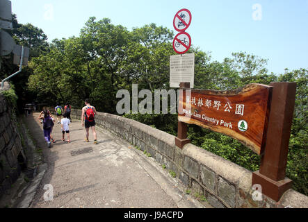 (170601) -- HONG KONG, Giugno 1, 2017 (Xinhua) -- la gente a piedi lungo un sentiero a Pok Fu Lam Country Park di Hong Kong, Cina del Sud, 30 aprile 2017. (Xinhua/Li Peng)(mcg) Foto Stock