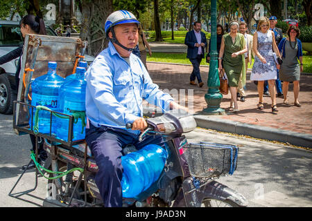 Hanoi, Vietnam. 31 Maggio, 2017. Regina Maxima dei Paesi Bassi durante una passeggiata attraverso Hanoi, Vietnam, 1 giugno 2017. Regina Maxima è in Vietnam per una visita di 3 giorni nella sua veste di United Nation's Segretari Generali speciale avvocata per compreso il finanziamento per lo sviluppo. Foto: Patrick van Katwijk /point de vue fuori - nessun filo SERVICE - foto: Patrick van Katwijk/Olandese Photo Press/dpa Foto Stock