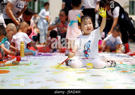 Hengshui. Il 1 giugno, 2017. Un bambino vernici a plaza di Hengshui University di Hengshui, nel nord della Cina di nella provincia di Hebei, 1 giugno 2017, per celebrare la celebra la Giornata Internazionale dell'infanzia. Credito: Zhu Xudong/Xinhua/Alamy Live News Foto Stock