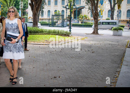 Hanoi, Vietnam. 31 Maggio, 2017. Regina Maxima dei Paesi Bassi durante una passeggiata attraverso Hanoi, Vietnam, 1 giugno 2017. Regina Maxima è in Vietnam per una visita di 3 giorni nella sua veste di United Nation's Segretari Generali speciale avvocata per compreso il finanziamento per lo sviluppo. Foto: Patrick van Katwijk /point de vue fuori - nessun filo SERVICE - foto: Patrick van Katwijk/Olandese Photo Press/dpa Foto Stock